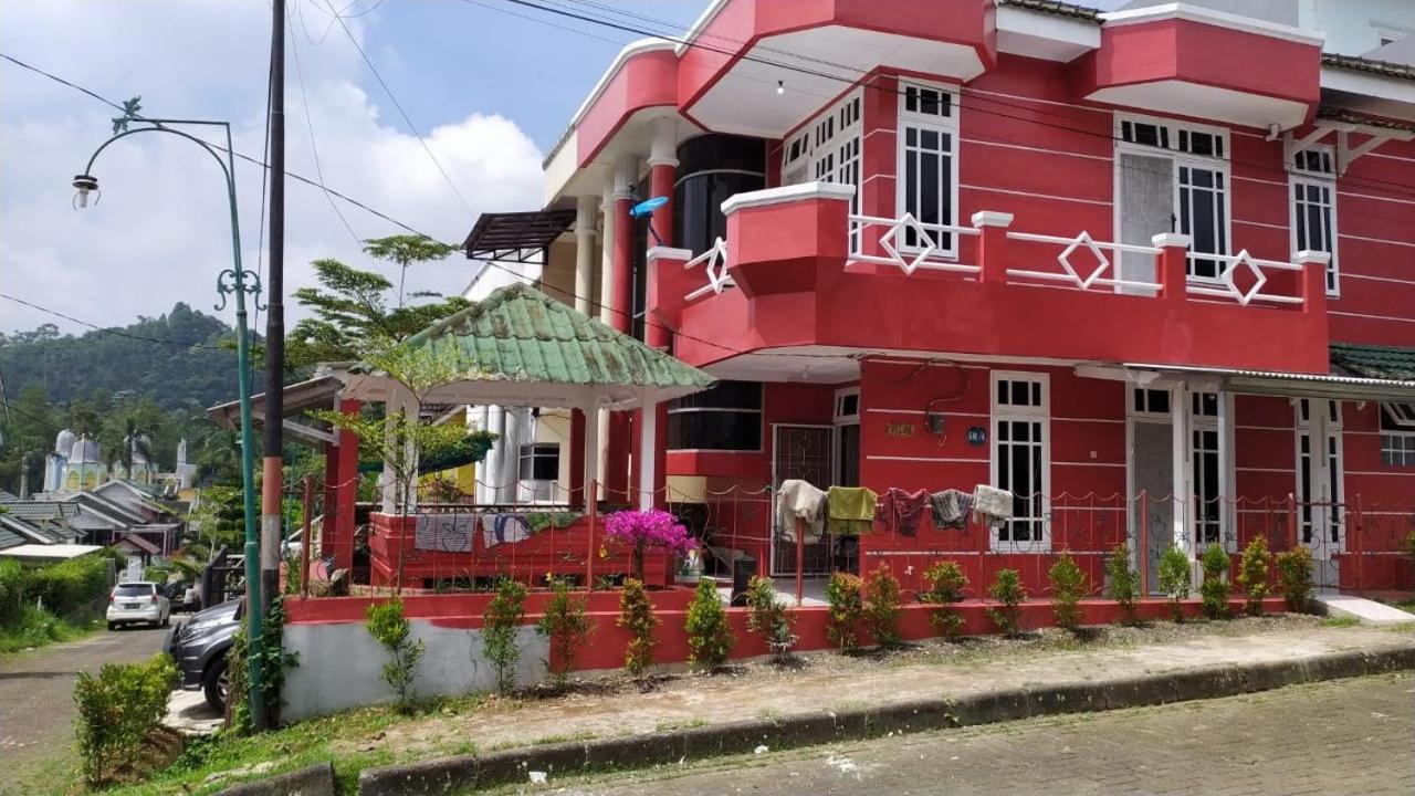 Villa Musti Green Apple Cipanas Sindanglaya Екстер'єр фото